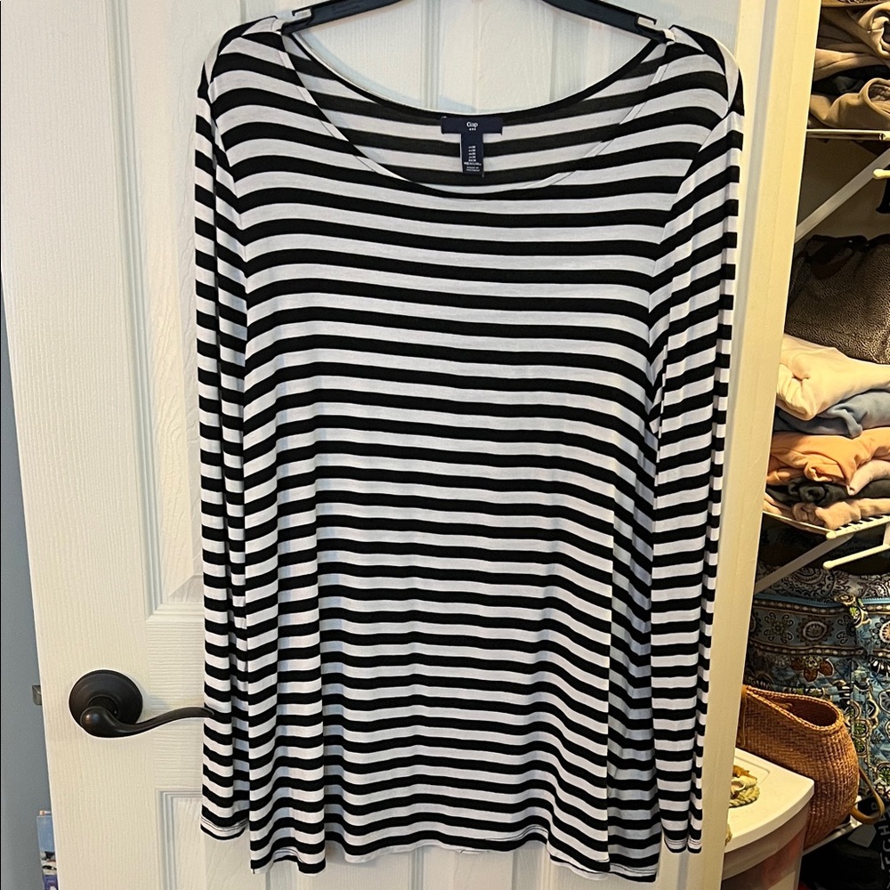GAP Black and White Striped Long Sleeve Tee; Size Medium